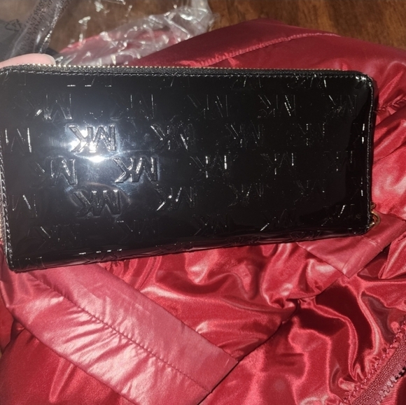 MICHAEL Michael KorsJet Set Logo Embossed Patent Travel Continental Wallet - Picture 4 of 8